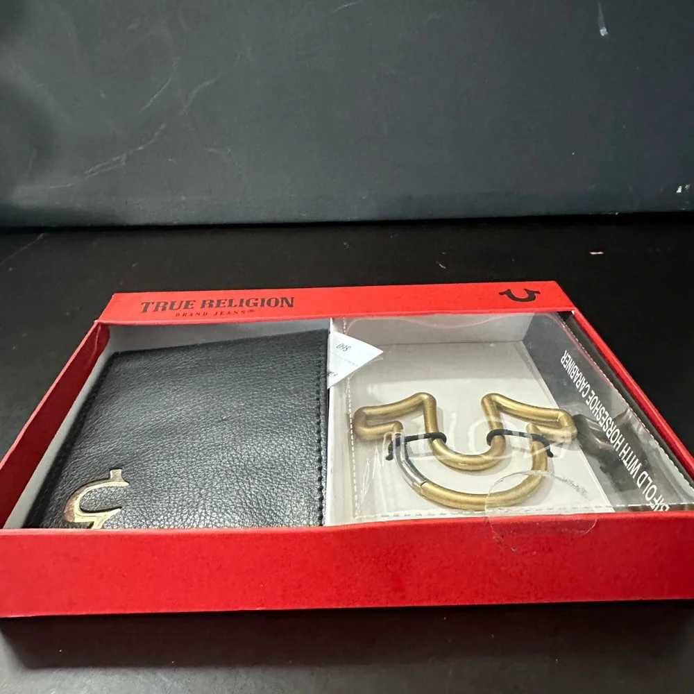 🆕True Religion ALTRO Bifold Wallet W/Horseshoe Carabiner